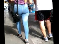 Rubia moviendo la cola en jeans