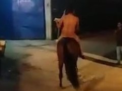 pareja de nudistas montando a caballo en urrao colombia de noche