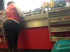 Thick ass lotto playing MILF (full vid)