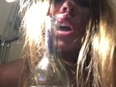LINDA PUTS WINE BOTTLE UP HER PUSSY