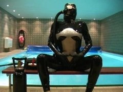 Breathplay by the pool - Gasmask