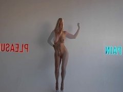 Daniela Blume bailando desnuda