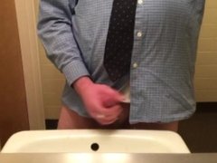 JERKING IT @ WORK in Mirror with CUMSHOT in sink!