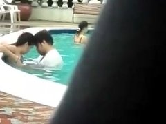 Casal faz putaria na piscina em público