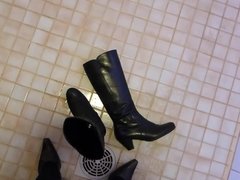 Piss in wifes leather boot