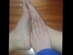 Annie moves her sexy (size 40) feet