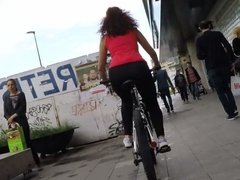 Gostosa de legging de bike
