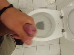 Cum in pubblic toilette 2- sborro nel bagno pubblico