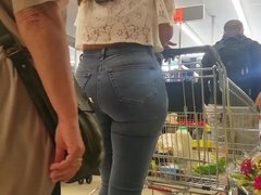 Beautiful Shapely Pawg In Jeans.
