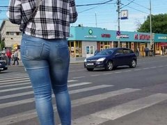 Girl with round ass goes somewhere