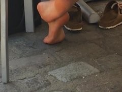 Smooth feet in candid vid