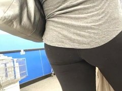 Nice yoga pants mom ass in black leggings