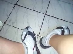 Chinelo Cartago e meias, batendo punheta e gozando