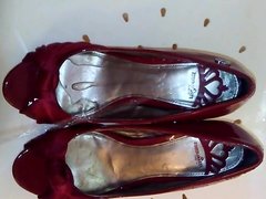 HeelGoddess's red heels pissed