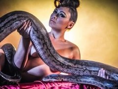 Naked Jewlz Holbeck with Snake