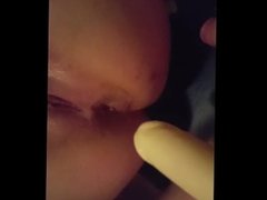 Amateur anaal met een dikke dildo