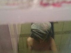 Mi prima Valeria en la ducha