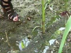 Amateur peeing a huge load in the corn field