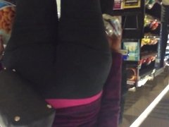 Big booty is line at grocery store
