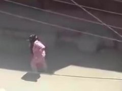 Mature marocaine montre son gros cul dans la rue!