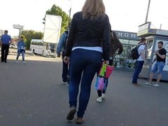 Blonde witn massive ass go to the bus