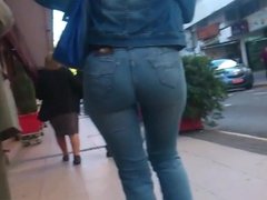 Following Beautiful Ass on Jeans Caderona