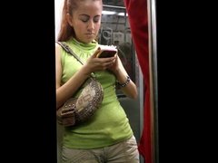 mirando a chica guapa en el metro L2