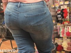Big Booty Thick Latina Milf in Jeans