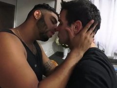 Un maricon muy joto besando a su macho