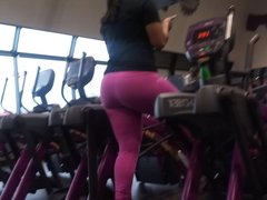 Pink spandex azz at the gym mm good and big