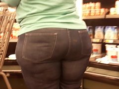 Mega ass pawg in jeans..