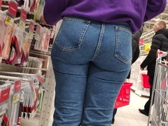 Juicy butts teen girls in tight jeans