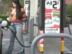 gas station flshing hot a ella le gusta la gasolina