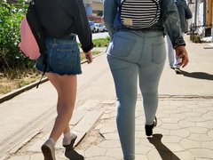 Juicy ass college girls shaking in tight jeans