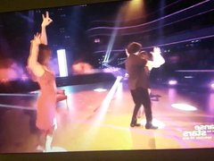 Iris Mittenaere la chienne dans danse avec les stars