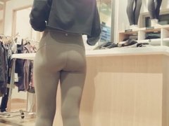 Candid Saleswoman Ass In Leggings