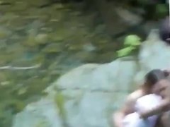 2 loiras chupando o sortudo na cachoeira