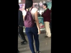 una linda chica en la fila del cine