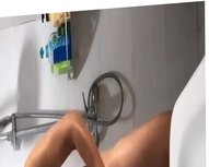 chinese twink JO in bathroom for cam (1'34'')