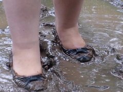 the wife walks in the mud in black pumps